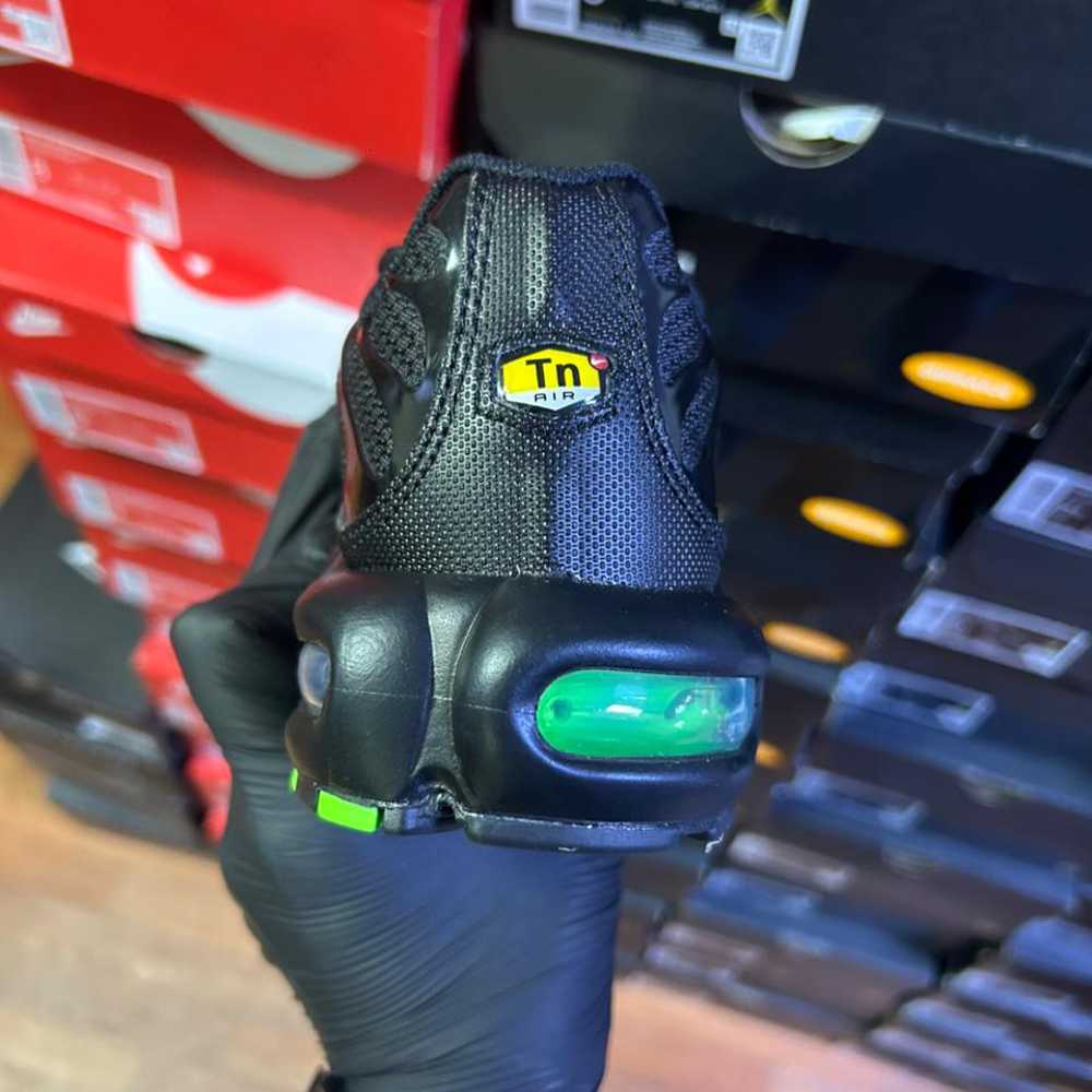 NIKE AIR MAX PLUS